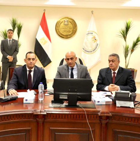 وزير التربية والتعليم يتابع امتحانات الثانوية العامة من غرفة العمليات 2 almomken.com f32Mf4CI