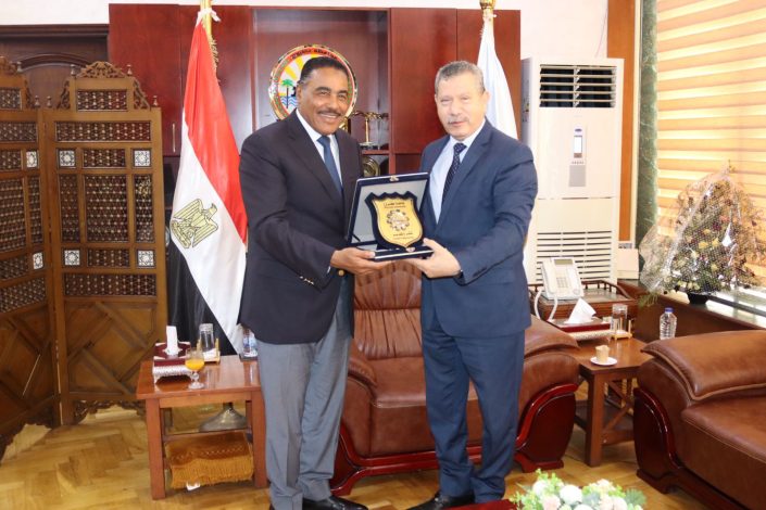 رئيس جامعة مطروح يهنئ اللواء خالد شعيب بالتجديد لسيادته محافظًا لمطروح 1 almomken.com kDmPa5I2