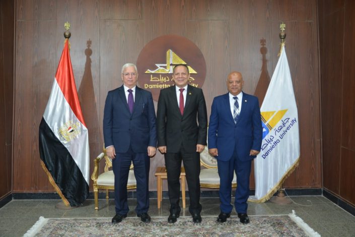 رئيس جامعة دمياط يستقبل وزير التعليم العالي الأسبق ورئيس مجلس إدارة هيئة ميناء دمياط 1 almomken.com lULWEI1i