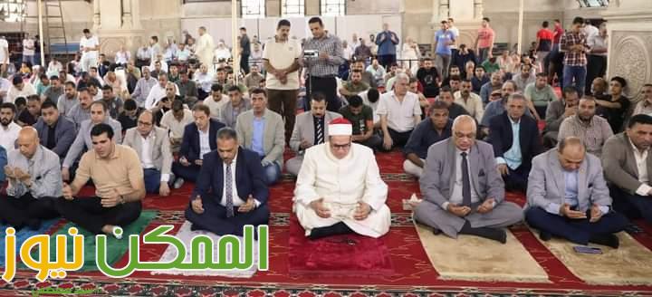 محافظ الشرقية يؤدي صلاة الجمعة بمسجد الفتح بمدينة الزقازيق 1 almomken.com lqm1ranP