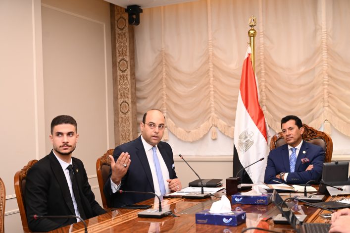 د. أشرف صبحي يلتقى سفراء الشباب للسلام لدى الايسسكو 6 almomken.com oifeArKx