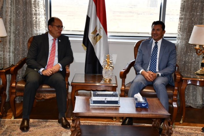 وزير الشباب والرياضة يستقبل رئيس جامعة حلوان لبحث تعزيز التعاون 4 almomken.com rFBiTfQc