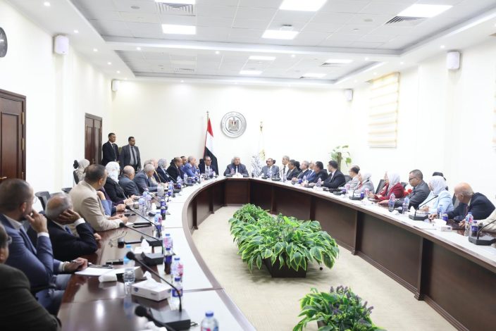 وزير التعليم العالي يعقد اجتماعًا مع عمداء ورؤساء مجالس إدارة المعاهد العليا المُتميزة 1 almomken.com s5w4IhDn