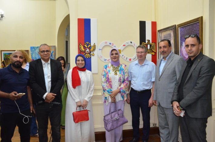 الجندي تهدي لوحة ما لانهاية للمركز الروسي 1 almomken.com w2Uho2FM