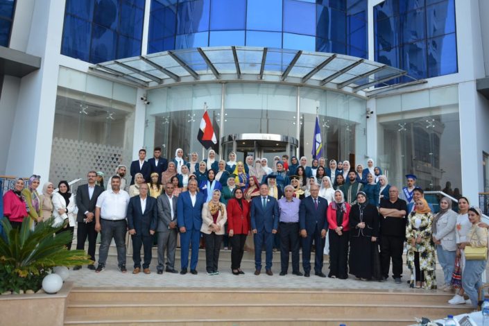 رئيس جامعة دمياط يشهد " ديفليه" مشروع تخرج قسم الملابس بكلية الفنون التطبيقية 1 almomken.com zxezBgPP