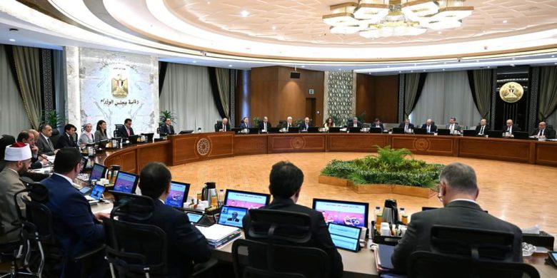 ئيس الوزراء: دعم الصناعة بالشراكة مع القطاع الخاص على أجندة أولوياتنا.. ولن يتم غلق مصنع إلا بقرار مني شخصيا.. والمرورعلى المصانع بلجنة من عدة جهات 4 almomken.com 20DJuRoj