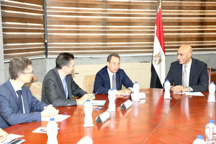 السفير الغرنسى يعود بخفى حنين من لقاء وزير التربية والتعليم 2 almomken.com DuTAXUgS