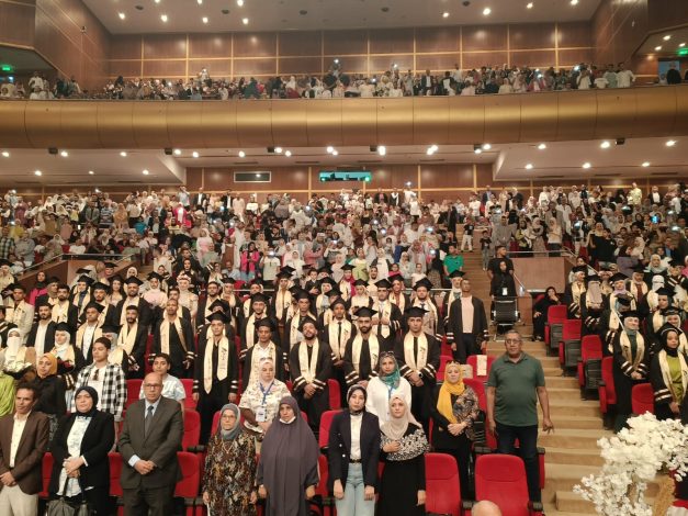 حفل تخرج لطلاب أقسام كلية الآداب بمجمع الفنون والثقافة بجامعة حلوان 1 almomken.com WxKl0MZS