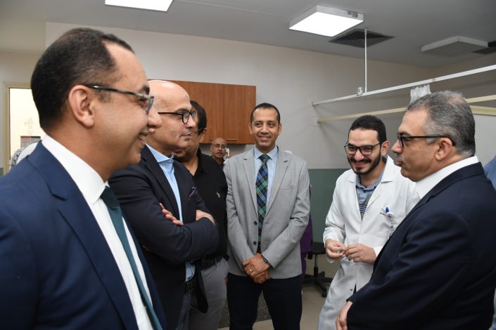 رئيس جامعة عين شمس بمستشفيات التخصصي والدمرداش و الطوارئ الجديدة 1 almomken.com b7AThJtB