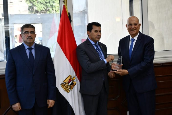 الشباب توقع بروتوكول لتعزيز التبرع بالدم والحياة الصحية 4 almomken.com ml6Zt6se