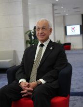 رئيس الجامعة المصرية اليابانية يهنىء الدكتور هانى هلال لفوزه بجائزة الرواد من أكاديمية البحث العلمى