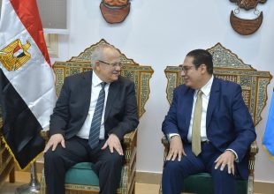 الخشت يهنئ د. محمد سامي عبد الصادق برئاسة جامعة القاهرة