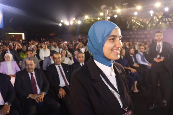 طلاب إعداد القادة يشاركون في تنظيم حفل تخرج أول دفعة من الجامعات الأهلية الجديدة 6 almomken.com 1co9NdLz