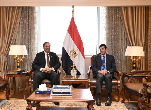 وزير الشباب والرياضة يستقبل محافظ دمياط لبحث مستجدات العملية الإنشائية لمراكز الشباب والمنشآت الرياضية 3 almomken.com 4DBtffAq