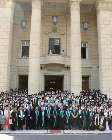 رئيس جامعة القاهرة يشهد حفل تخرج دفعة جديدة من كلية العلوم. 4 almomken.com 7LdGNjP0