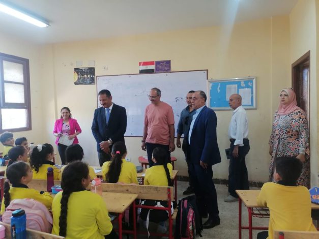 جولة تفقدية لوكيل الجيزة على مدارس إدارة الهرم التعليمية" 3 almomken.com H23bRxoX