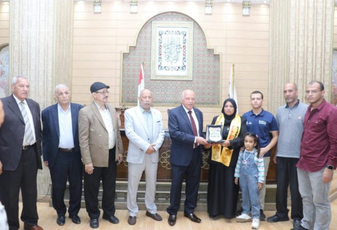 عمرة لأسرة معلم ديرمواس ضحية القهر تتحمل نقابة المعلمين تكاليفها 2 almomken.com WsZsRdXu