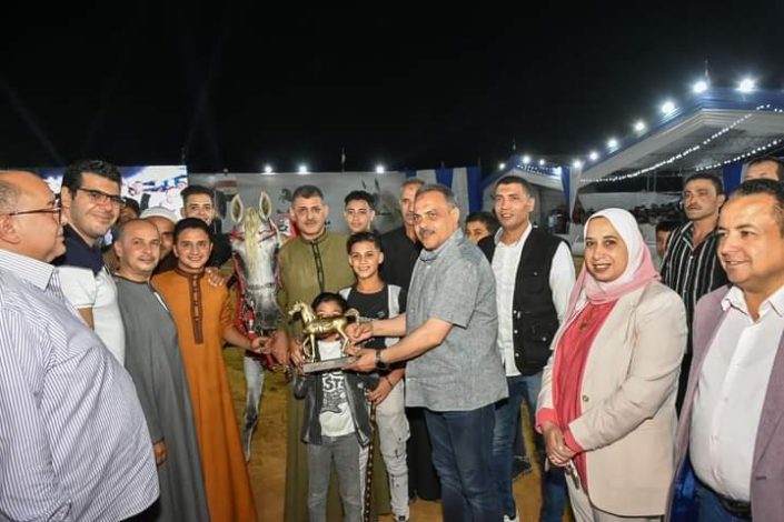 مجسمات لحصان جامح جوائز الفائزين في مسابقة تراث أدب الخيل بمهرجان الشرقية للخيول العربية 2 almomken.com Xn8svWOA