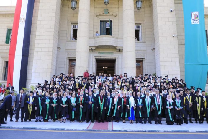 رئيس جامعة القاهرة يشهد احتفالية تخرج دفعة 2024 بكلية الإعلام 1 almomken.com YVLAxO4l