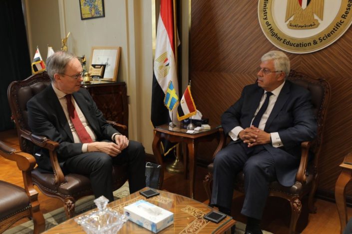 وزير التعليم العالي يستقبل سفير مملكة السويد بالقاهرة لبحث سُبل تعزيز التعاون المشترك 2 almomken.com dVytHrWJ