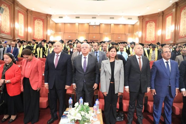 وزير التعليم العالي يشهد حفل تخريج دفعة جديدة من المعهد العالي للهندسة بأكاديمية الشروق 5 almomken.com hVxGpDee