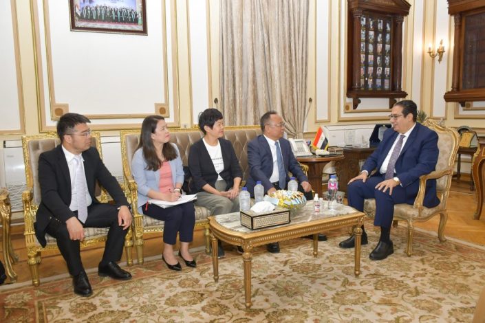 رئيس جامعة القاهرة يستقبل وفد جامعة جوان دونج الصينية للتعاون المشترك 4 almomken.com iD1taGRv