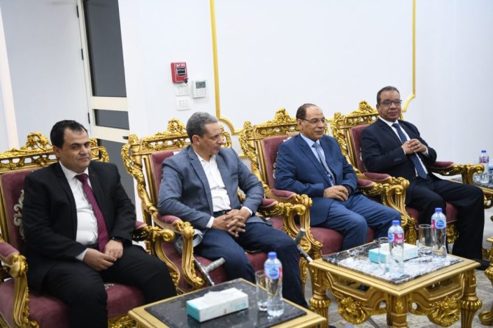 المحافظ ورئيس جامعة جنوب الوادى يناقشان دعم الخدمات الطبية بمحافظة قنا 2 almomken.com nYNq4oxk