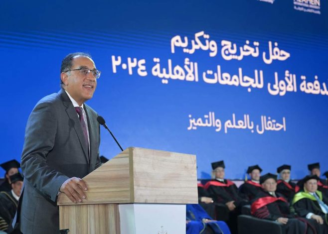 رئيس الوزراء يشهد حفل تخرج الدفعة الأولى من خريجي الجامعات الأهلية المصرية 10 almomken.com r1iDIIPr