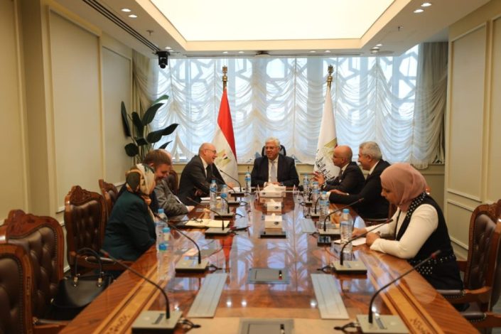 وزير التعليم العالي يستقبل وفد جامعة إكستر البريطانية لبحث التعاون المُشترك 4 almomken.com wfXp0RLR