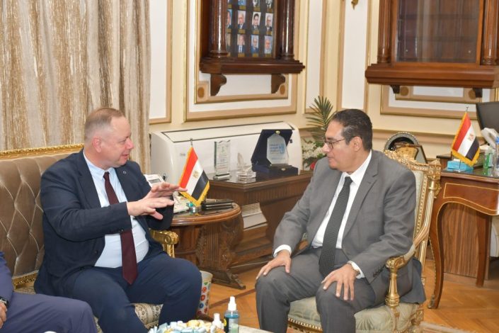 رئيس جامعة القاهرة يستقبل نائب رئيس جامعة إيست لندن 4 almomken.com yUZX0bkG