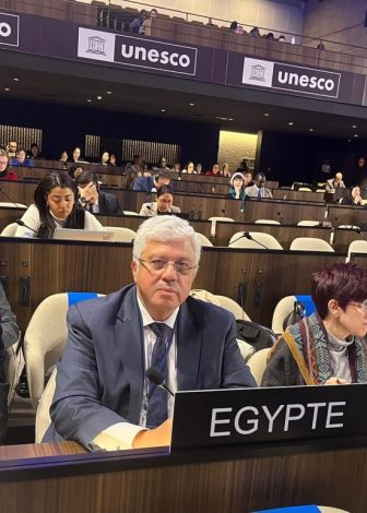 وزير التعليم العالي يُلقي كلمة مصر في الدورة (٢٢٠) للمجلس التنفيذي لليونسكو 2 almomken.com GA1dUHQd
