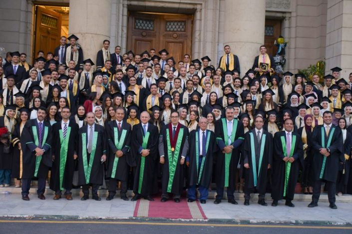 جامعة القاهرة تحتفل بتخريج دفعتي 2023 و2024 من قسم اللغة الإنجليزية بكلية الحقوق 6 almomken.com K4D13nP8