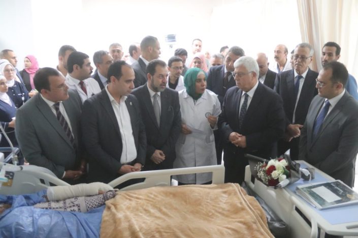 وزير التعليم العالي ومحافظ السويس يزوران طلاب جامعة الجلالة المُصابين بمجمع السويس الطبي 4 almomken.com KrwUpxpl