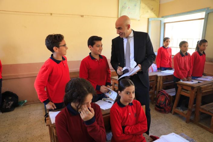 وزير التربية والتعليم ومحافظ المنوفية يواصلان جولتهما بتفقد ٥ مدارس لمتابعة انتظام العام الدراسيج 3 almomken.com MDNAkTVn