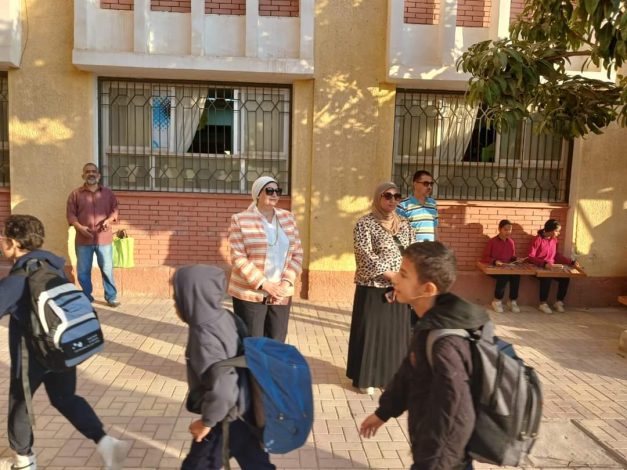 مدير تعليم القاهرة في أولى جولاته التفقدية لمتابعة سير العملية التعليمية بادارتى الشروق - مصر الجديدة 4 almomken.com ObZZp3EE