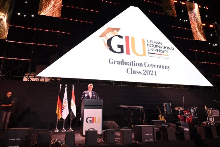 رئيس اللجنة الاقتصادية بالبرلمان الألمانى يشيد بالجامعتين الالمانية الدولية والالمانية بالقاهرة 2 almomken.com ZCfxxtzc