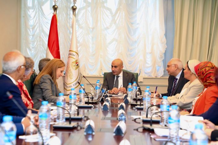 وزير التربية والتعليم يبحث مع سفير إيطاليا بالقاهرة تعزيز التعاون المشترك في مجال تطوير التعليم قبل الجامعى 3 almomken.com ZtpiA03t