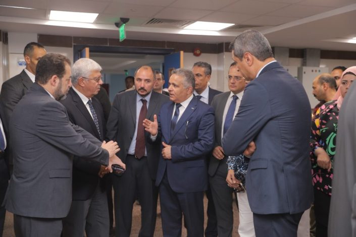 عاشور تفقد المستشفى الجامعي لجامعة السويس 4 almomken.com uBw7vBN5