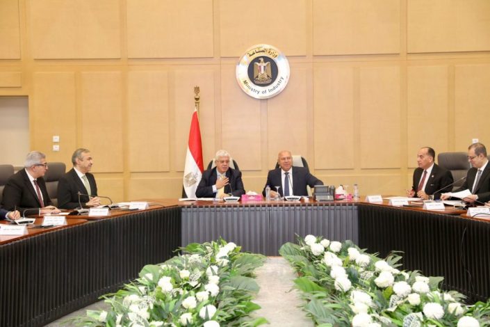 نائب رئيس مجلس الوزراء للتنمية الصناعية يعقد اجتماعاً موسعاً لتعظيم دور البحث العلمى فى الصناعة 4 almomken.com yMF28xzX