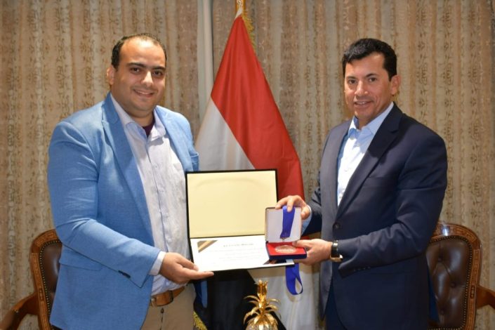وزير الرياضة يُكرم الشاب الحاصل علي جائزة أفضل مخترع على مستوى العالم في مجال الطاقة 3 almomken.com CFXcmnr8