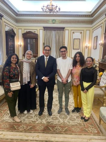 عبد الصادق يجرى حوارا مفتوحا مع أسرة تحرير مجلة "هجرة" 3 almomken.com FGJEDPDn