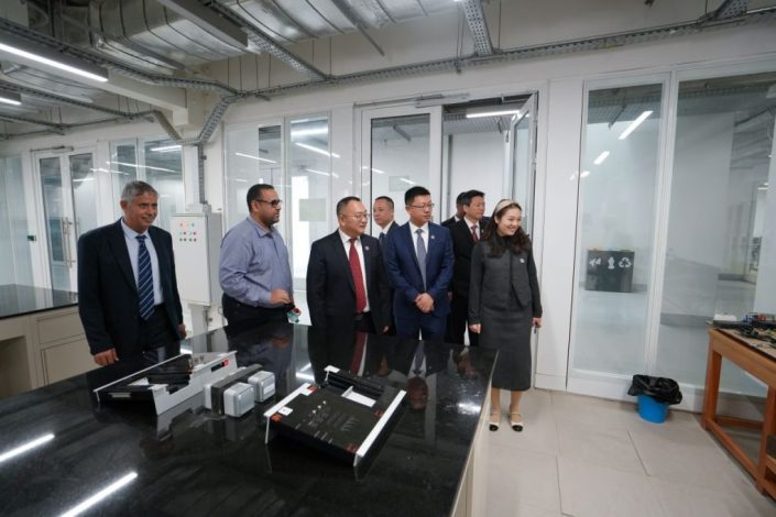 وفد من جامعة ووهان للتكنولوجيا يزور الجامعة المصرية اليابانية 4 almomken.com OgbKRcY4