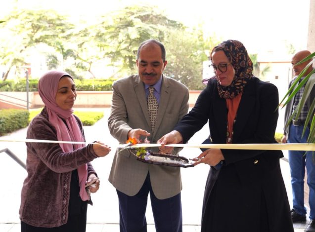 افتتاح المعرض الخيرى الخامس بعلوم عين شمس 2 almomken.com UaRchv0p