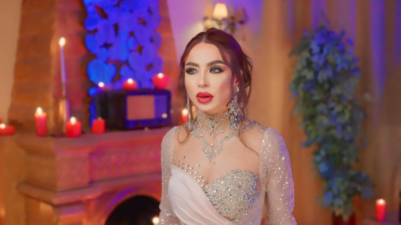 دوللي شاهين تتخطى حاجز ربع مليون مشاهدة علي اليوتيوب بأغنية "انا الحاجة الحلوة" 2 almomken.com UcBl7WHq