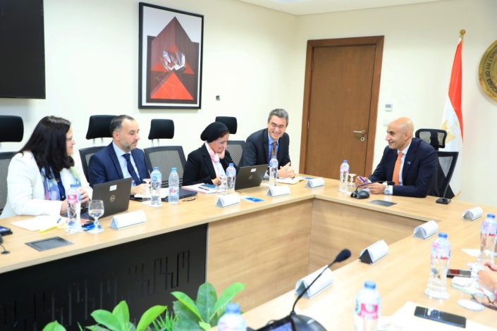 وزير التربية والتعليم يبحث مع فريق الشراكة العالمية من أجل التعليم (GPE) ومنظمة اليونيسيف تعظيم فرص التعاون في قطاع التعليم قبل الجامعي 2 almomken.com bqiOBiBM