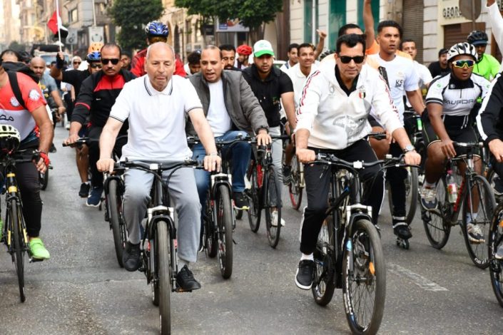 وزير الشباب والرياضة ومحافظ القاهرة يطلقان شارة البدء لماراثون القاهرة الرياضي للدراجات 7 almomken.com s03GZYPH