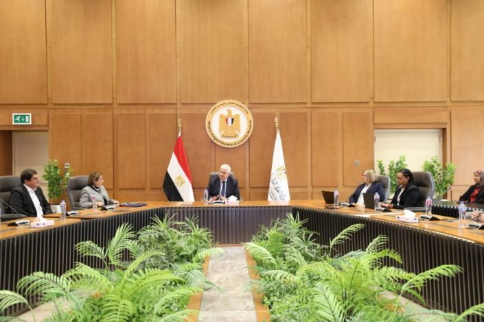 عاشور يبحث التعاون مع وفد خبراء الناشر الدولي 5 almomken.com uCIGx7dL