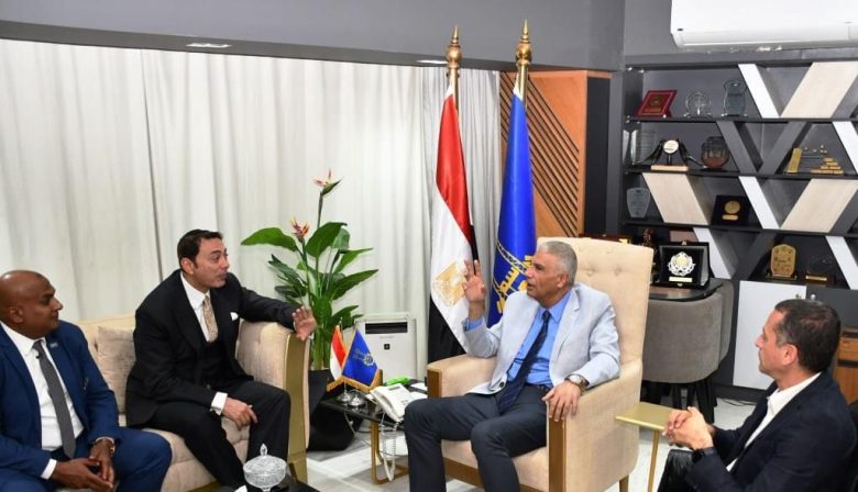 محافظ أسوان يناقش استعدادات مبادرة 100 يوم رياضة بجامعة أسوان 4 almomken.com usrK3dAl