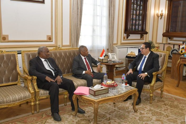 رئيس جامعة القاهرة يستقبل بمكتبه السفير السوداني بالقاهرة 3 almomken.com yUyj25c8