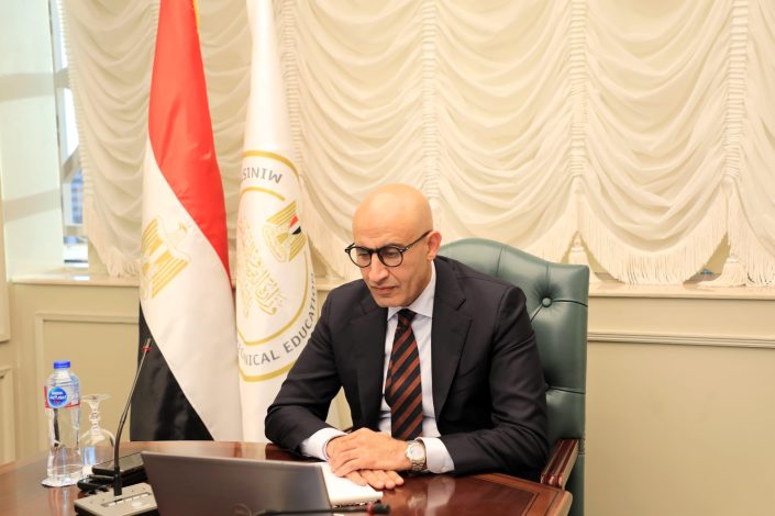 وزير التربية والتعليم يبحث عودة اختبارات SAT لطلاب الدبلومة الأمريكية في مصر 2 almomken.com HzLD2lC8